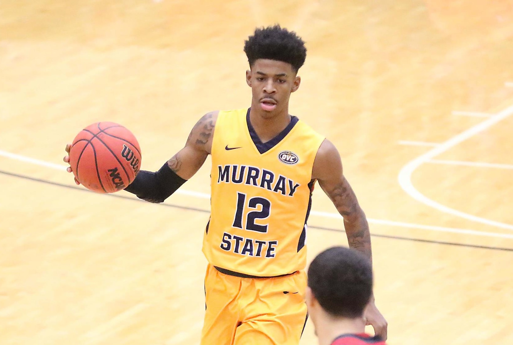 Temetrius Morant carrying the ball for Murray State.