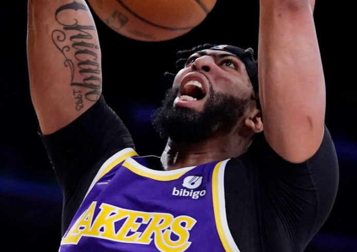 Anthony Davis Helps Lakers Defeat Trail Blazers in 4th Quarter Rally
